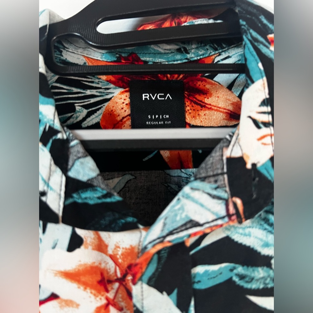Like new RVCA Aloha Shirt - Picture 3 of 4